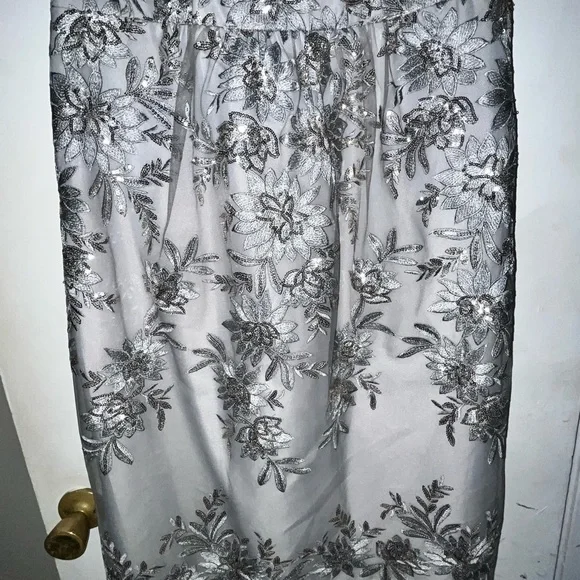 NWT Oleg Cassini Stunning Silver Floral Dress - Picture 4 of 5